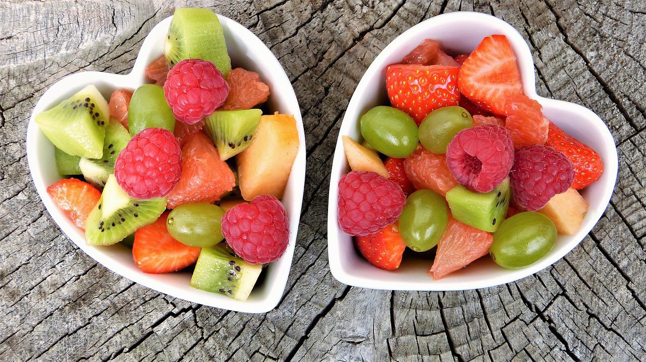 Frutteria, piatti e bevande al gusto di frutta e verdura. Per cosa si differenzia dal negozio di ortofrutta.