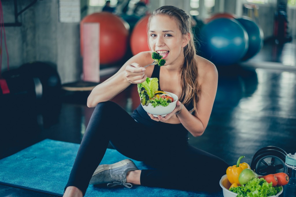 donna che abbina allenamento a cibo sano