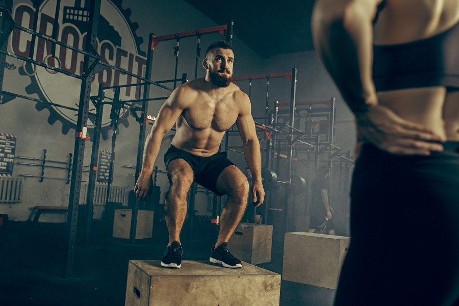 uomo che pratica crossfit per tonificare