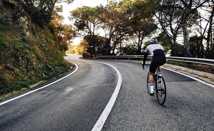 uomo che pratica ciclismo per definire il suo corpo